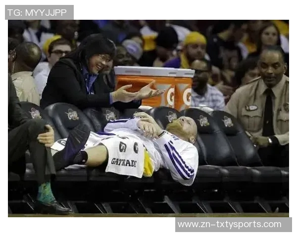 卢指导调整战术下半场祖巴茨首发应对绿军防科林斯